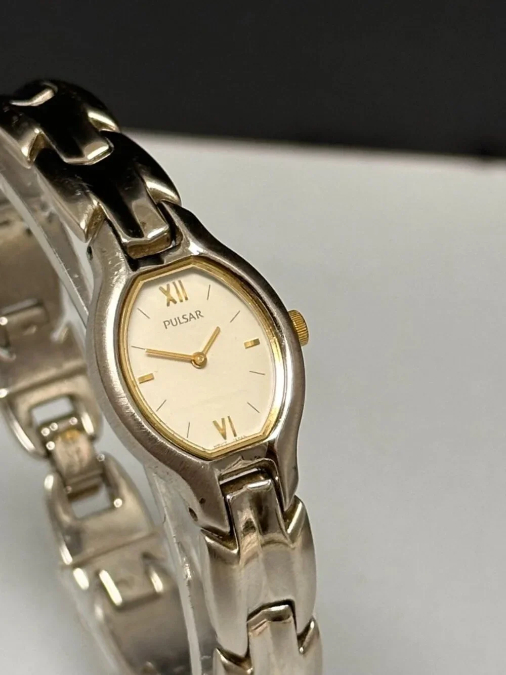 Pulsar Watch Women Silver Tone Oval Dial 20MM V400-X159 New Battery 7.5